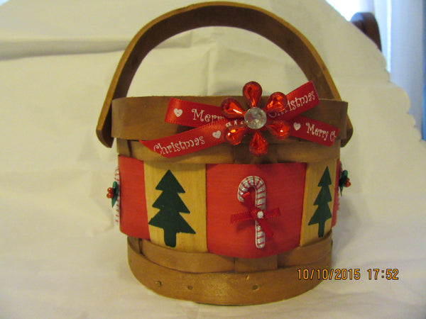 Basket Christmas Round Natural Woven With Green Trees and Candy Cane Accents {{ JAMsCraftCloset }}